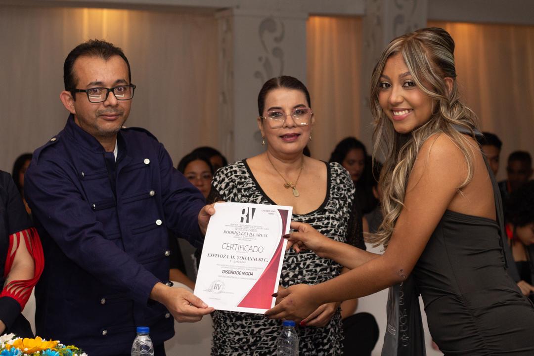 Entrega del certificado de Diseño de Moda a Clarisa Medina
