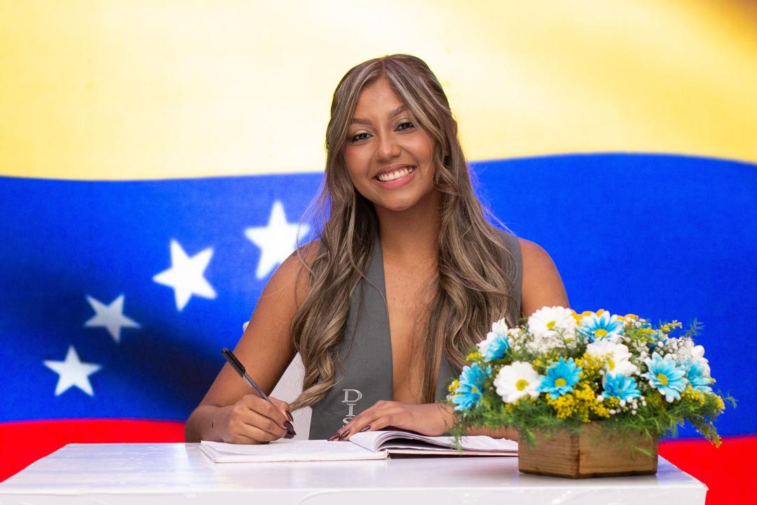 Clarisa Medina firmando el acta de graduación